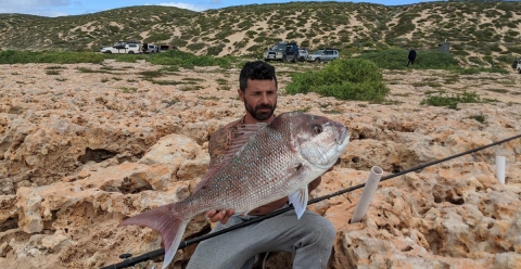 Vivere di pesca e musica girando l'Australia con un camper: è la storia di Nunzio